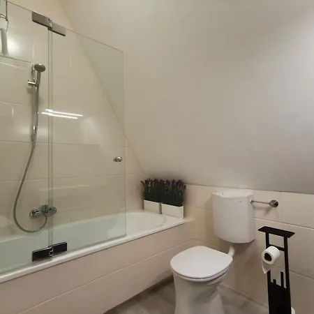 Moderne Dachgeschosswohnung Zentral By Seebnb شقة